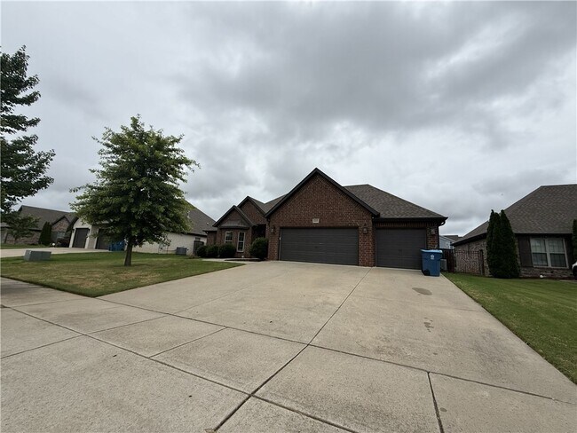 Building Photo - 3200 SW Satinwood Ave