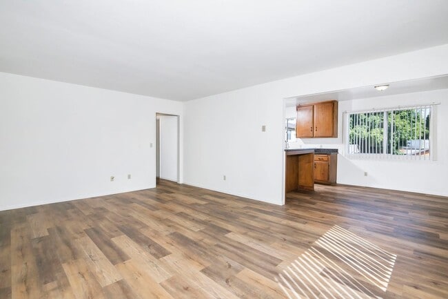 Building Photo - SPACIOUS 2BD/1.5BA TOP FLOOR UNIT IN THE H...