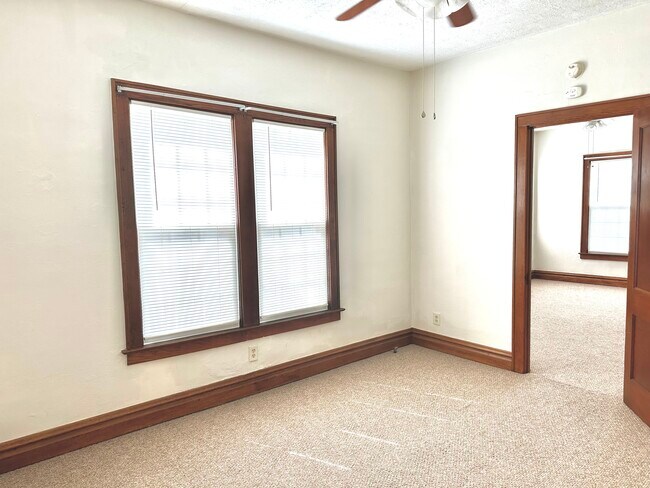 Building Photo - 815 10th Ave