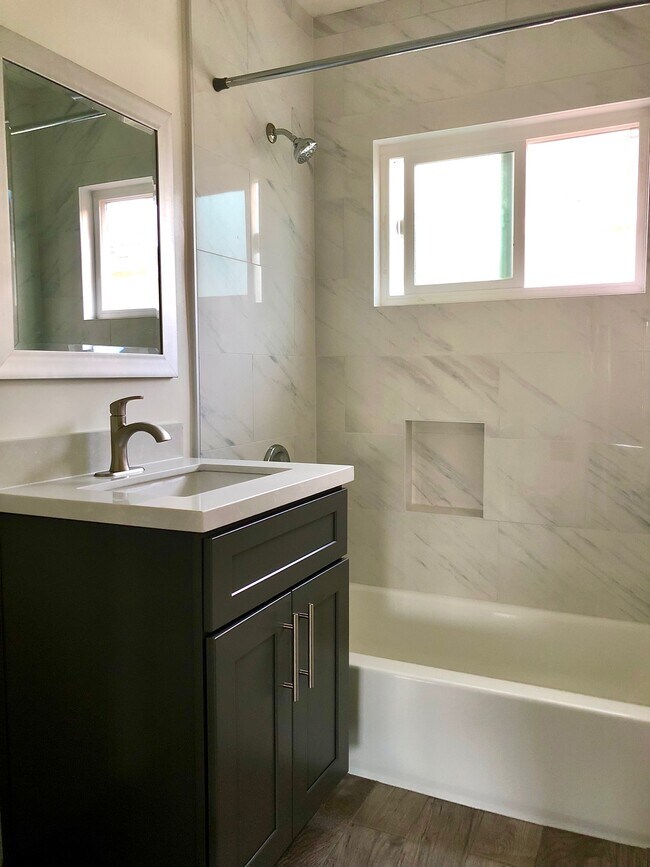 Bath Room - 3747 Evans St W