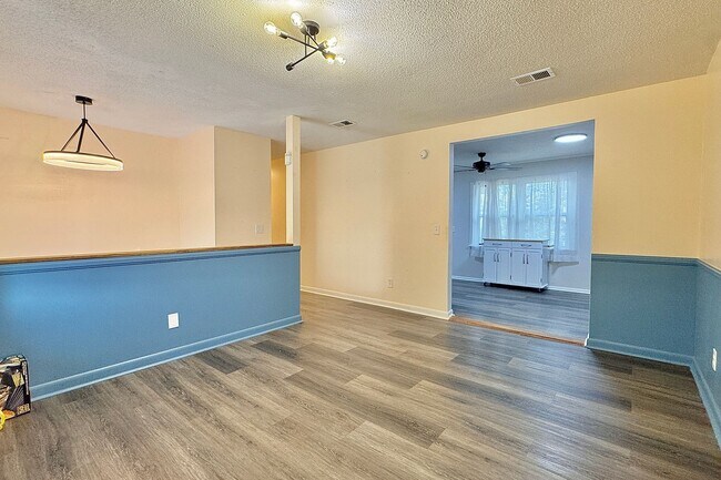 Foto del edificio - AVAILABLE NOW! (Pet Friendly)