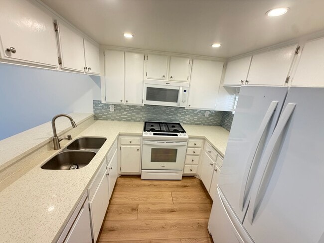 Building Photo - Cozy 2 Bedroom 1 Bath Unit