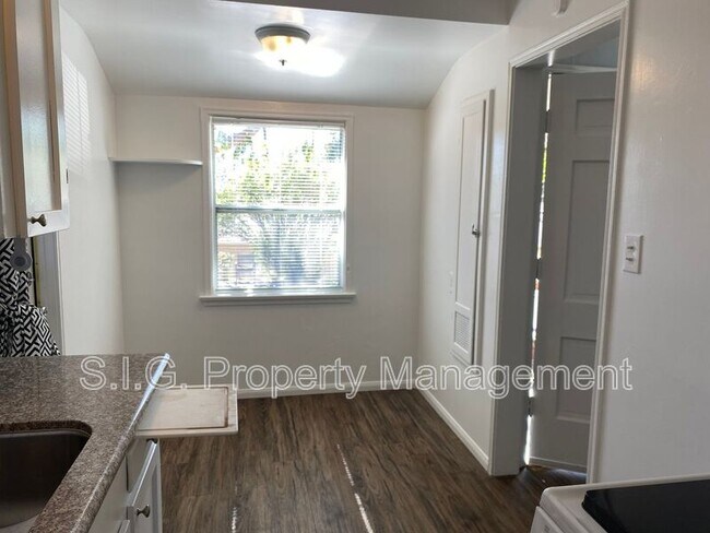 Foto del edificio - 10115 Haines Canyon Ave