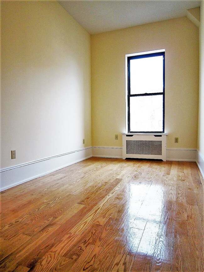 Building Photo - 137 W 75th St