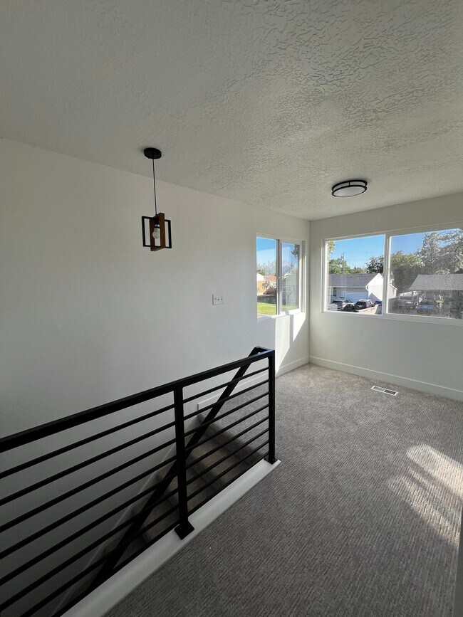 Building Photo - 1005 E Platinum Way