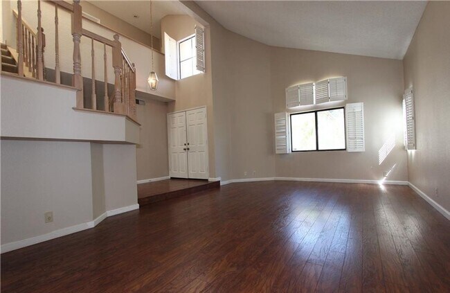 Building Photo - Gorgeous & Open Floor Plan House 4.Bed+3.Bath with Solar System AVAILABLE