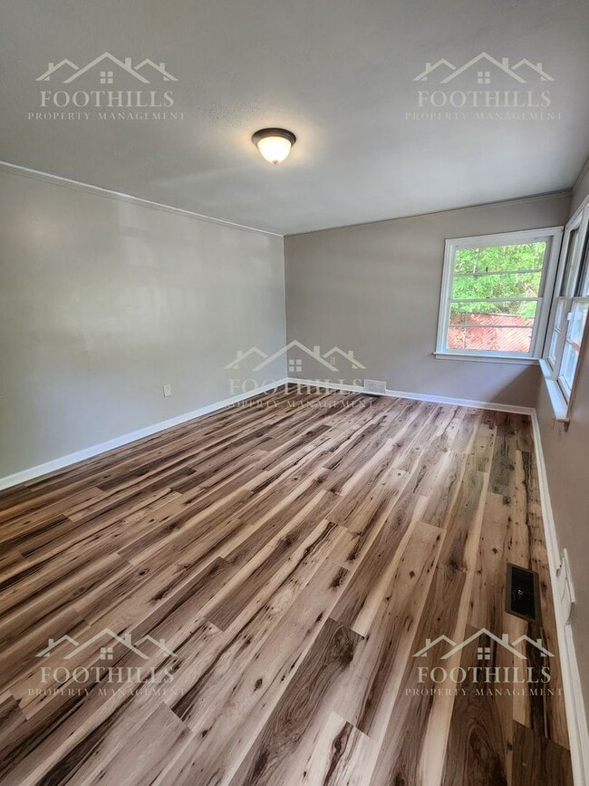 Building Photo - 204 Pine Ln
