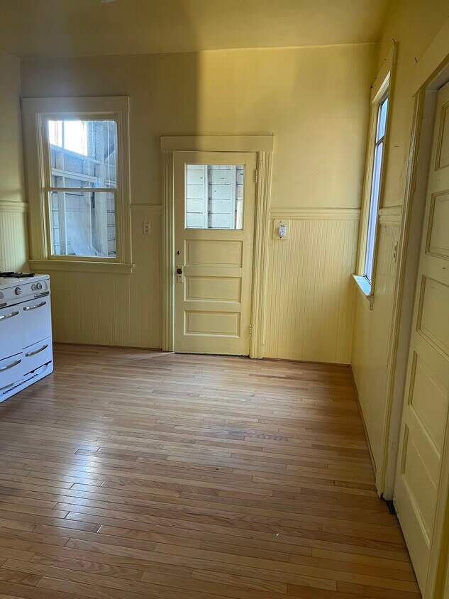 Large, spacious , clean rooms - 2433 Folsom St
