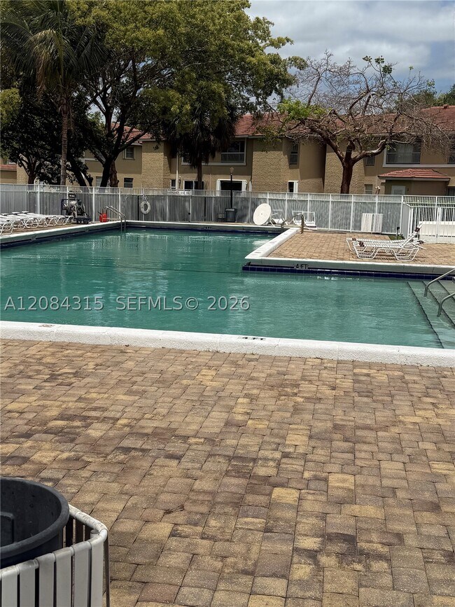 Foto del edificio - 10228 Twin Lakes Dr