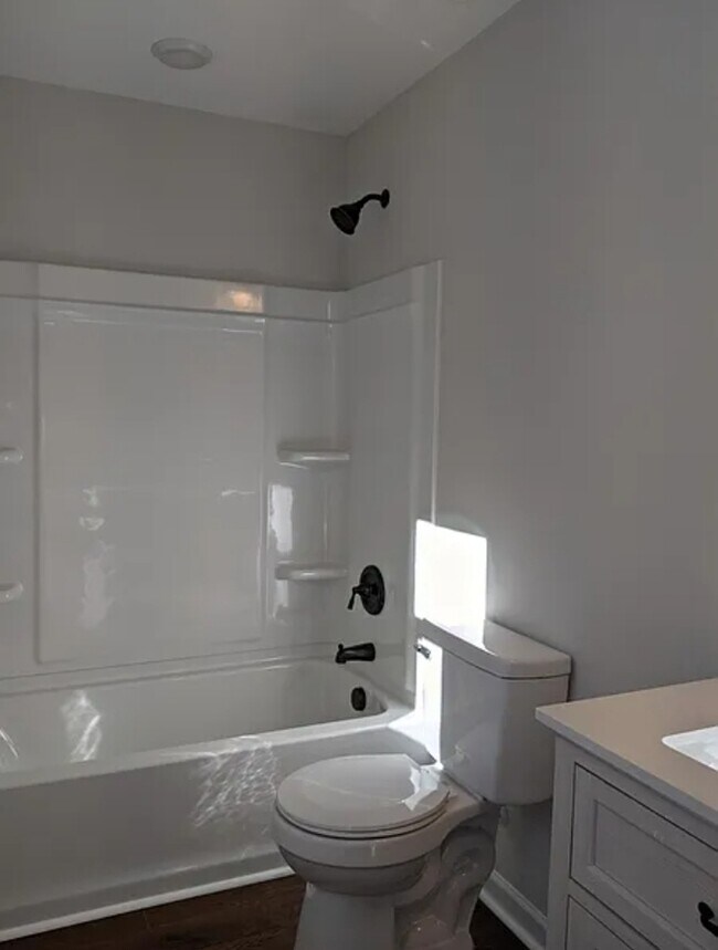 Foto del edificio - 544 Castlewood Cir