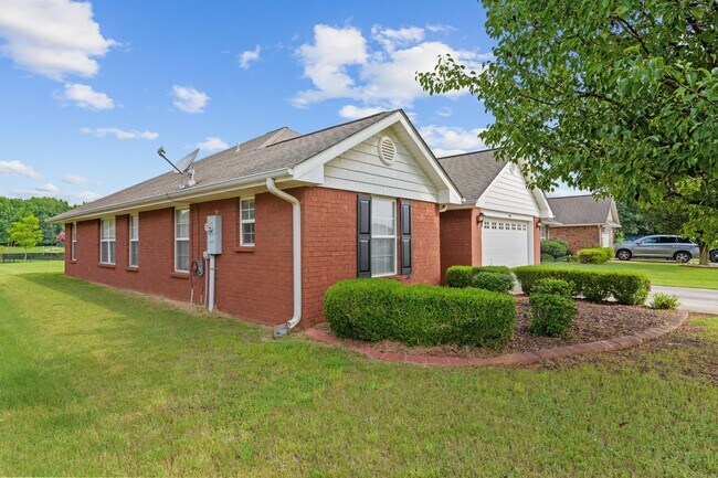 Foto del edificio - 409 Summer Cove Cir NW