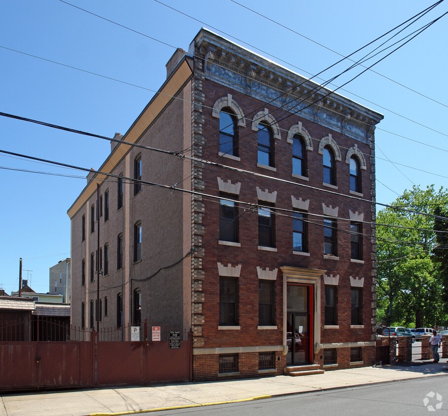 Primary Photo - 100-102 Warwick St