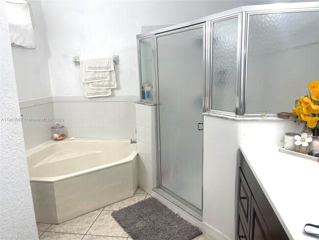 Building Photo - 4 br, 2 bath House - 2840 SE 5th Pl