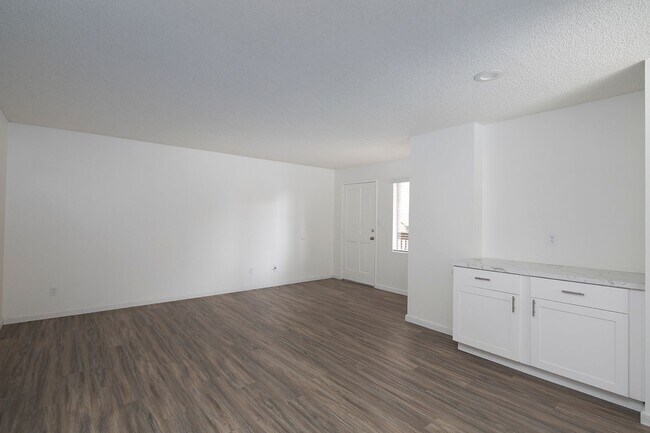 Foto del edificio - *OPEN HOUSE: 8/16 10:30-11:30AM* Gorgeous ...