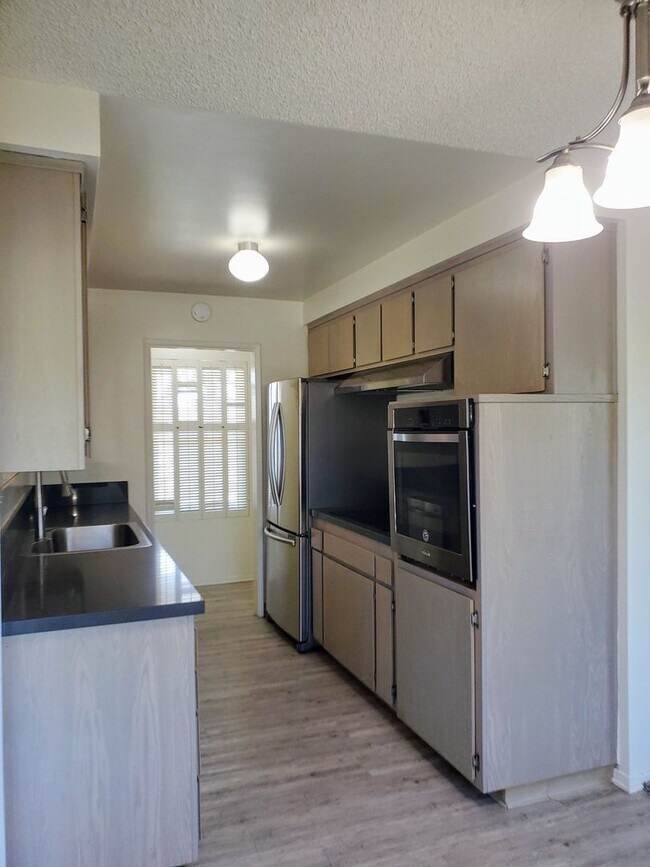 Foto del edificio - Just For You! Midtown Ventura prime location!