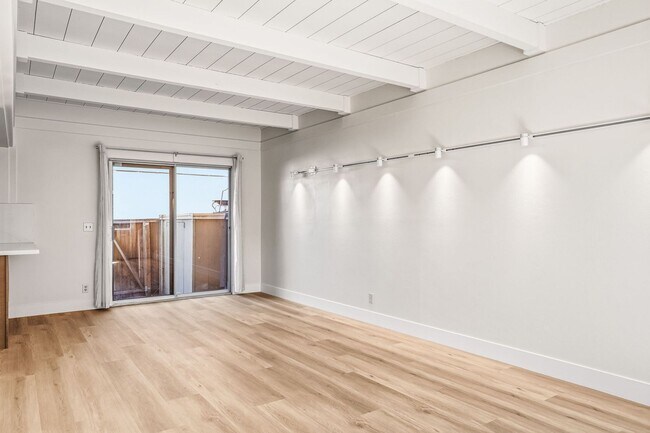 Building Photo - Remodeled 2 Story 3 Bed 1.5 Bath Townhome in Mountain View