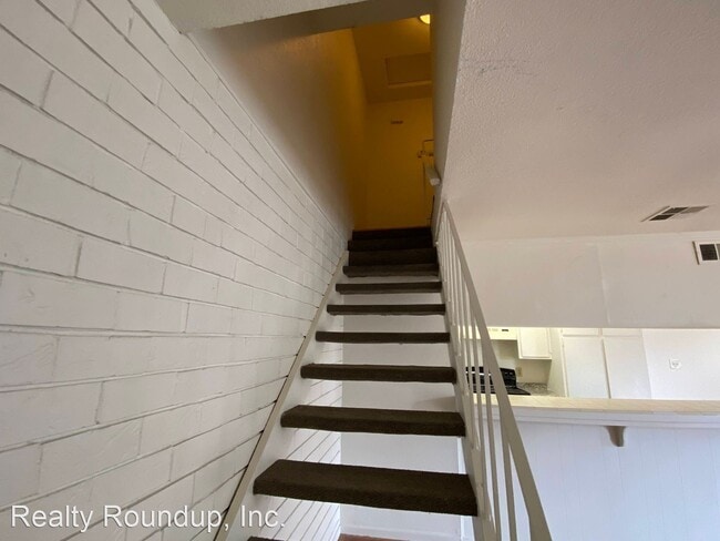 Building Photo - 2 br, 1 bath House - 408 E Bianchi Rd #2