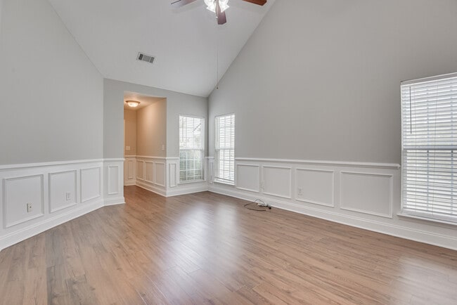 Building Photo - 2037 Dundee Way