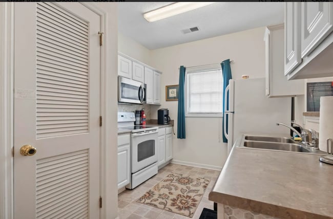 Building Photo - 2090 Cross Gate Blvd