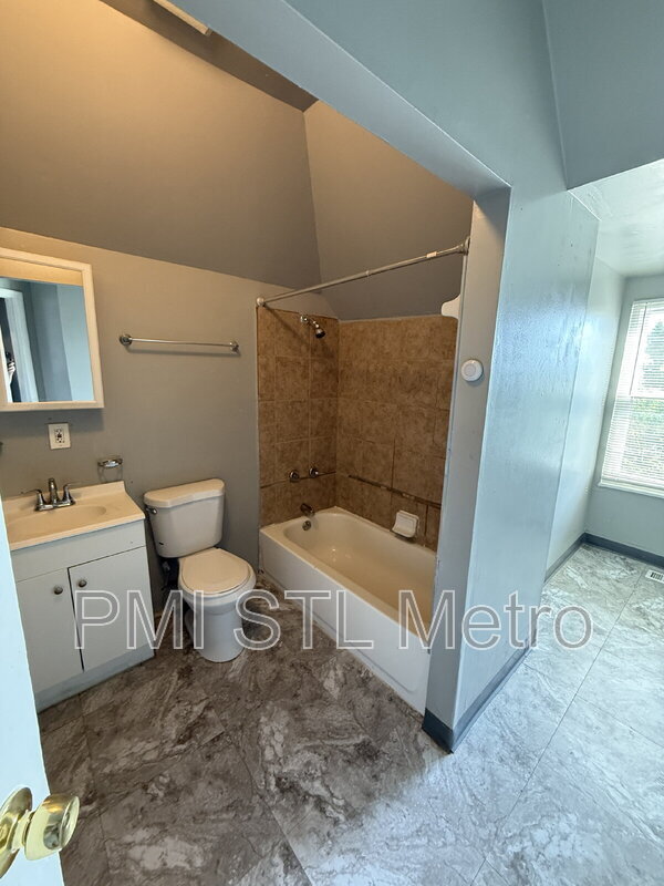 Building Photo - 5206 Vernon Ave