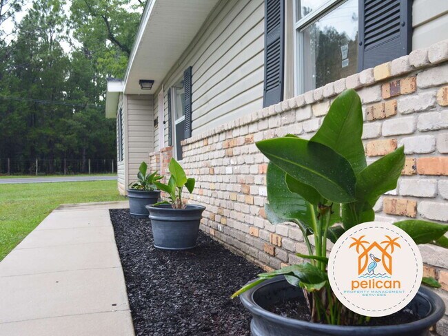 Foto del edificio - Beautiful home for rent on a spacious corner lot with a fantastic layout!