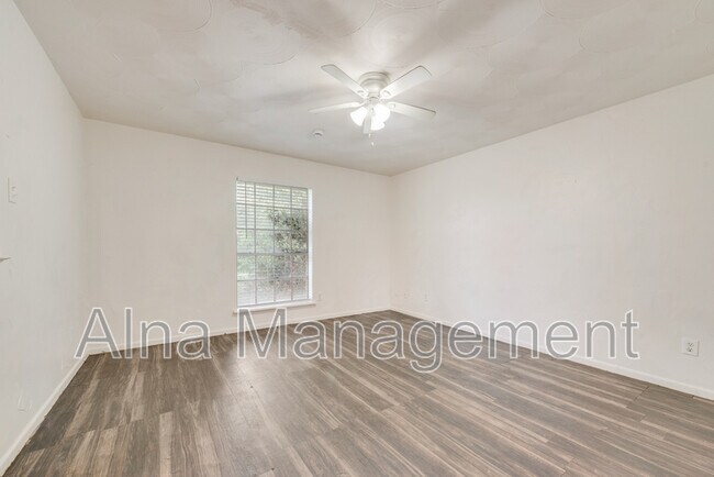 Foto del edificio - 2529 Belhaven Dr