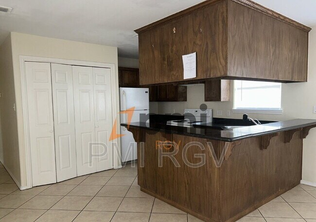 Foto del edificio - 220 W Albatross Ave