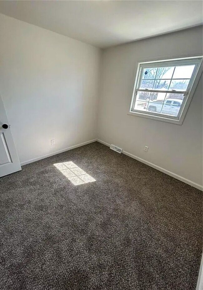 Foto del edificio - For Lease