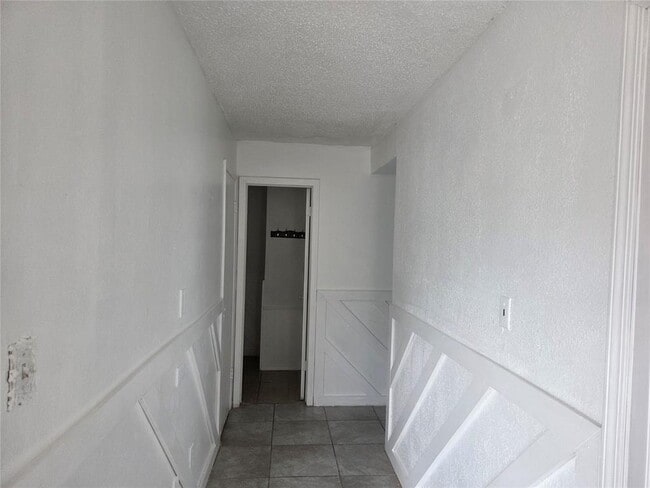 Building Photo - 401 SE 12th St