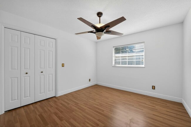 Foto del edificio - 220 Valencia Ct