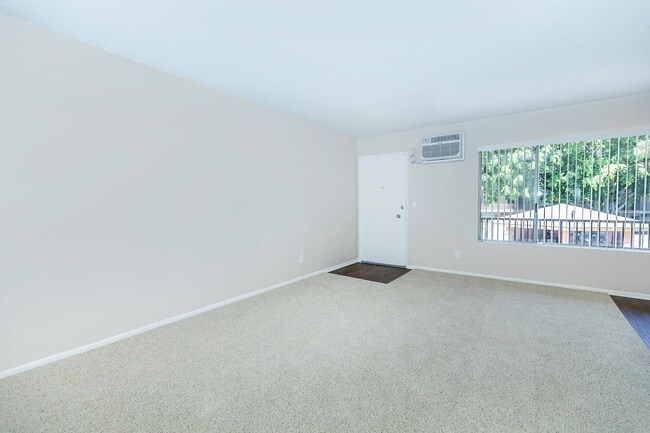 Building Photo - Hampshire Square Apartment Homes