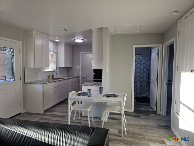 Foto del edificio - 3705 Dogwood Ln