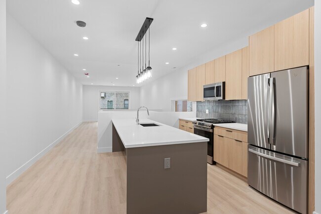 Building Photo - 904 W Dakin St