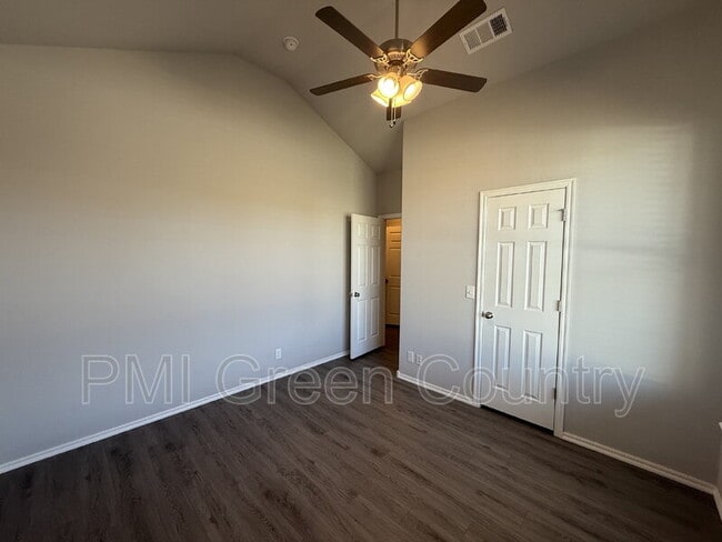 Building Photo - 7427 S Walnut Ave