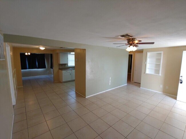 Foto del edificio - 2/1/1 with BONUS ROOM, 1000 Sq. Ft. with custom tile in bathroom & renovated kitchen!!