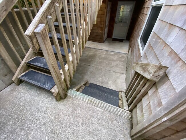 2 series de 2 series cada una para llegar a la entrada - 425 SE Shell Ave