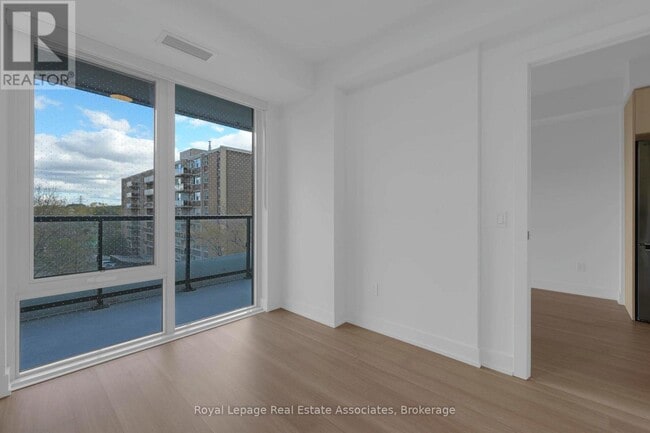 Photo du bâtiment - 60 Central Park Roadway