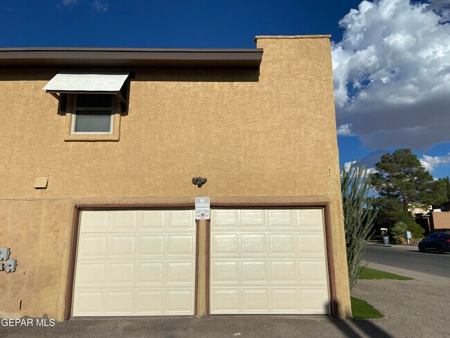 Building Photo - 10601 Cuatro Vistas Dr