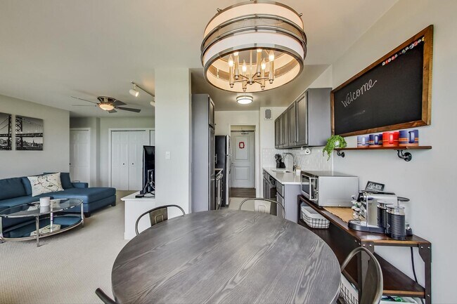 Foto del edificio - 3410 N Lake Shore Dr