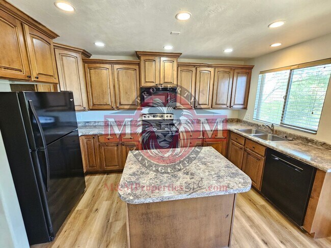 Foto del edificio - Great 5 Bed 2.5 Bath Home Newly Remodeled