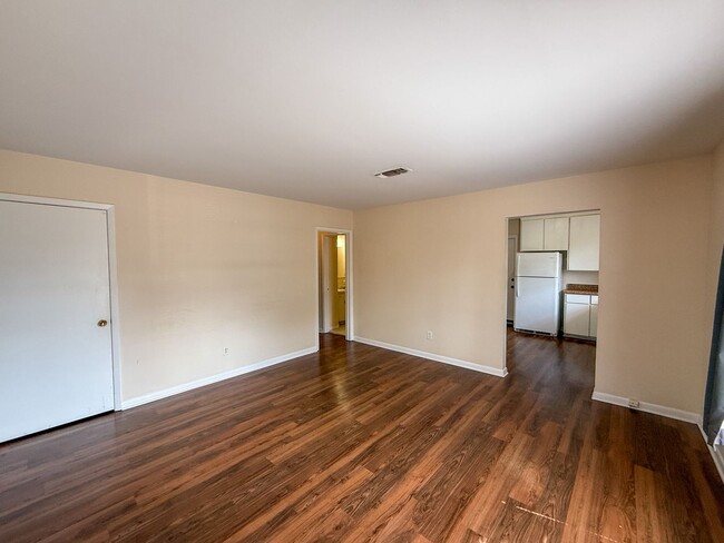 Foto del edificio - 2 Bedroom 1 Bath Duplex for Rent in Pensac...