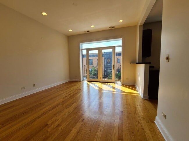 Building Photo - 3 bedroom in Chicago IL 60657