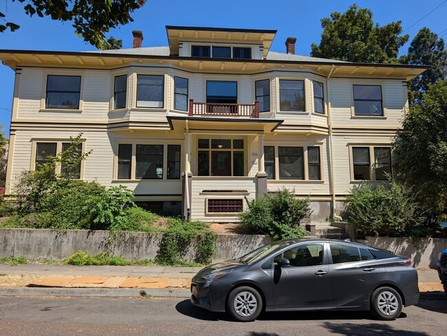 Building Photo - 1036 SE 13th Ave