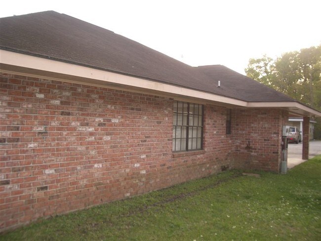 Building Photo - 2 br, 1 bath Duplex - Rosewood Duplex  Duplex