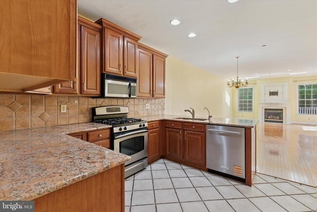 Building Photo - 821 Creekview Dr