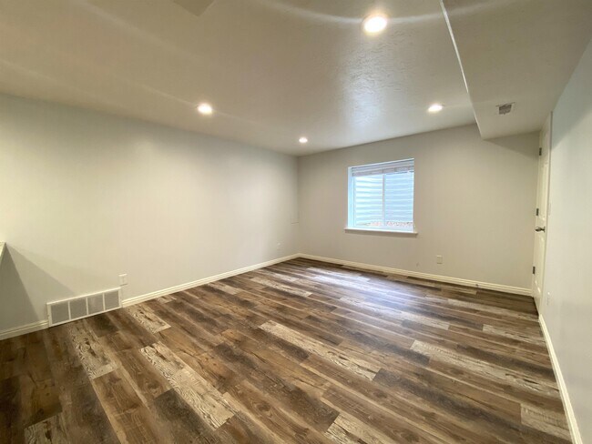 Foto del edificio - 1584 E Ridgefield Rd