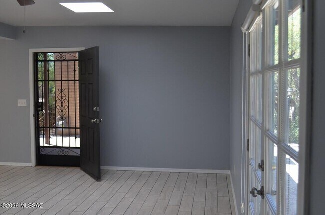 Foto del edificio - 9159 E Broadway Blvd