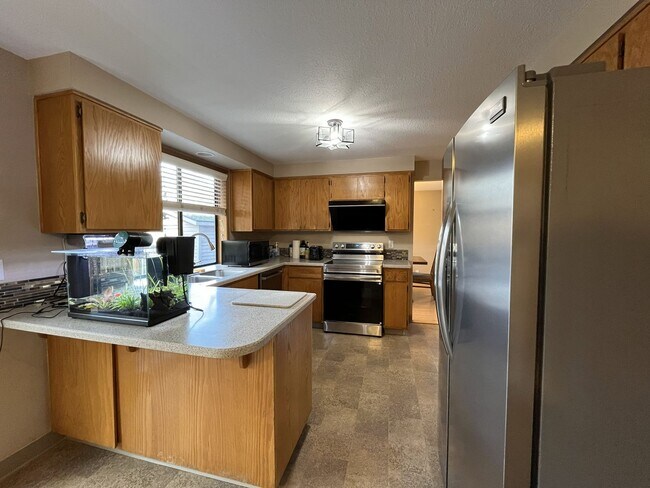 Foto del edificio - Light-Filled Three Bedroom Home with Private Bonus Space and Outdoor Living