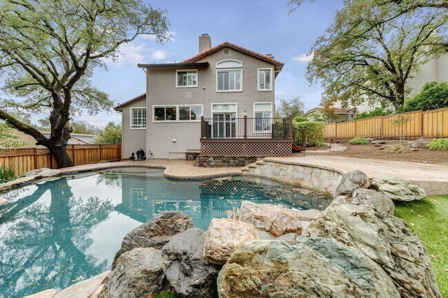 Foto del edificio - Stunning Folsom Split-Level Home with Pool & 3-Car Garage in Quiet Cul-De-Sac
