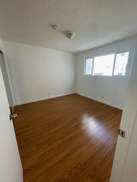 2do dormitorio con una ventana grande - 5462 Barton Ave